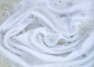 foto di come lavare un maglione bianco a mano