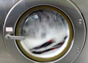 foto di una maglia di lana che viene lavata in lavatrice