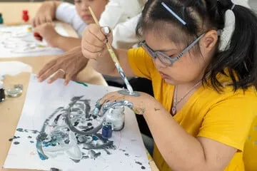 pittura sul vestito di una bambina
